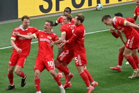 关于里程碑夜门兴格拉德巴赫调整名单，足总杯冲刺阶段刷纪录，球迷炸锅，赛程密集仍需轮换的信息